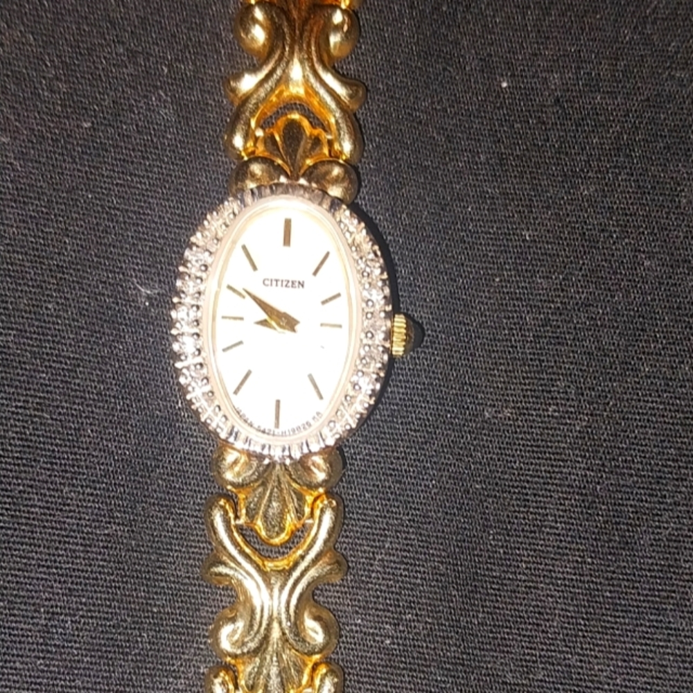 Vintage Ladies Citizen Watch 14k Oval Mother of Pearl Face w/ Diamonds